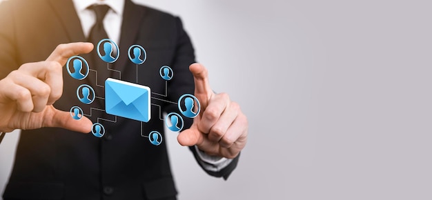 Icône d'e-mail et d'utilisateursignesymbole marketing ou diagramme de concept de newsletterEnvoi d'e-mailCourrier en masseConcept de marketing par e-mail et sms Schéma de vente directe en entreprise Liste des clients pour l'envoi