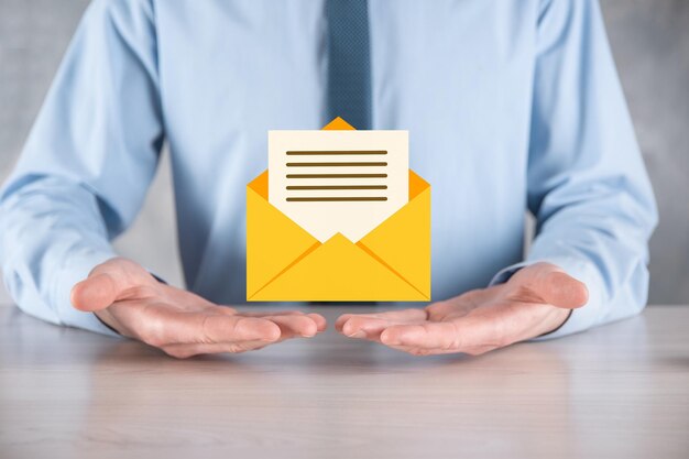 Icône d'e-mail et d'utilisateursignesymbole marketing ou diagramme de concept de newsletterEnvoi d'e-mailCourrier en masseConcept de marketing par e-mail et sms Schéma de vente directe en entreprise Liste des clients pour l'envoi