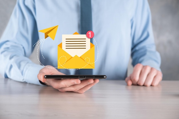 Icône d'e-mail et d'utilisateursignesymbole marketing ou diagramme de concept de newsletterEnvoi d'e-mailCourrier en nombreConcept de marketing par e-mail et sms Schéma de vente directe en entreprise Liste des clients pour l'envoi