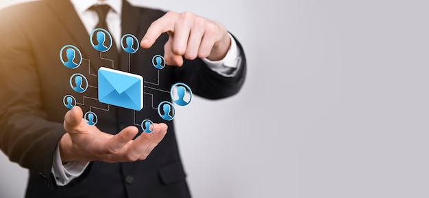 Icône d'e-mail et d'utilisateursignesymbole marketing ou diagramme de concept de newsletterEnvoi d'e-mailCourrier en nombreConcept de marketing par e-mail et sms Schéma de vente directe en entreprise Liste des clients pour l'envoi