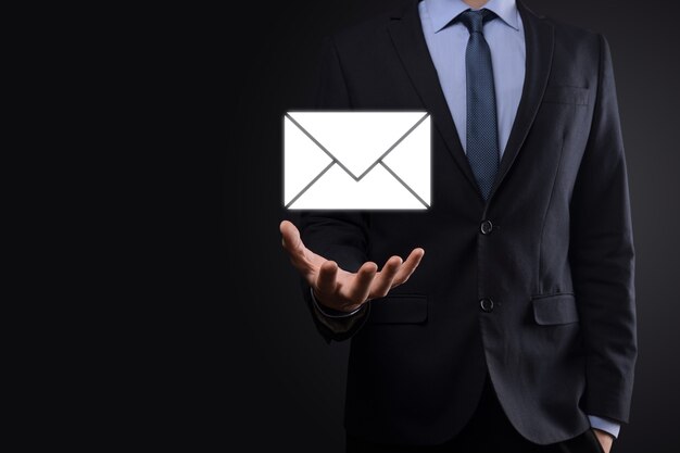 Icône d'email et d'utilisateur, signe, concept de marketing de symbole ou de newsletter, diagramme. Envoi d'e-mail. Schéma de vente directe en entreprise. Liste des clients pour l'envoi.