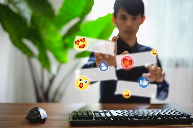 Icône d'émotion Médias sociaux et chat de message de concept numérique en ligne