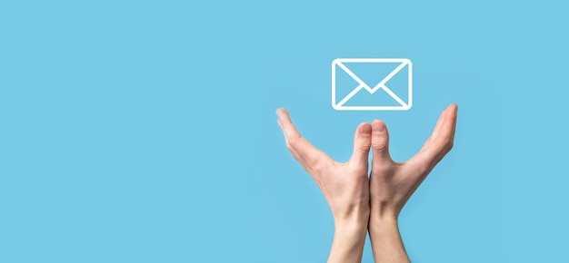Icône de lettre tenant une main masculine, icônes de courrier électronique. Contactez-nous par courrier électronique et protégez vos informations personnelles contre les courriers indésirables. Centre d'appels du service client contactez-nous. Marketing par e-mail et newsletter.