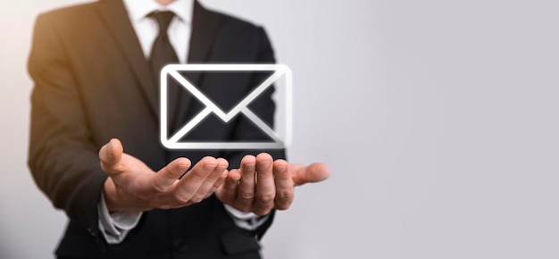 Icône de lettre tenant une main masculine, icônes de courrier électronique. Contactez-nous par courrier électronique et protégez vos informations personnelles des courriers indésirables. Centre d'appels du service client contactez-nous. Marketing par e-mail et newsletter