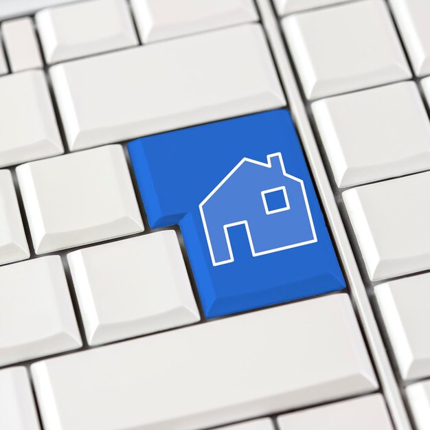 Icône de la maison bleue sur un clavier d'ordinateur