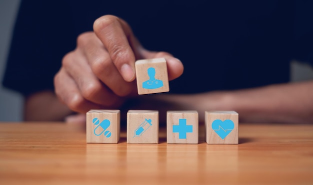 Icône médicale sur bloc de cube en bois sur fond bleu laboratoires de vaccination protection contre les virus technologie médicale concepts de santé et d'assurance