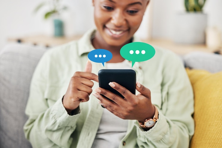 Photo icône de message téléphonique ou femme noire pour discuter rencontres en ligne pour la communication sms ou médias sociaux sourire sms superposition ou personne africaine heureuse tapant sur le site web de l'application mobile ou le réseau numérique à la maison