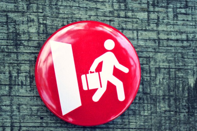 Photo l'icône rouge et un homme blanc sortent de la porte, filtrent,