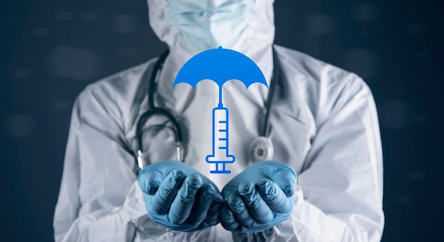 Icône d'une seringue avec un parapluie Concept de vaccination Le médecin tient dans sa main