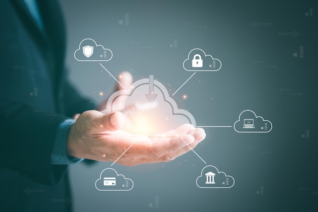 icône de la technologie du nuage dans les mains des hommes d'affaires Utilisé pour connecter les réseaux de données et de communication