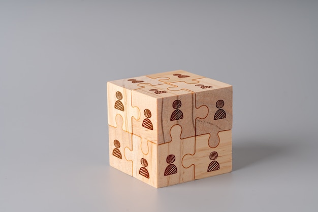 Icônes d'affaires sur un cube en bois