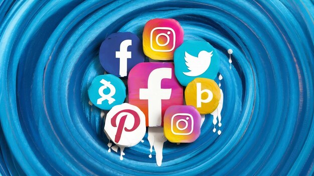 Des icônes de médias sociaux colorés sur un fond bleu peint