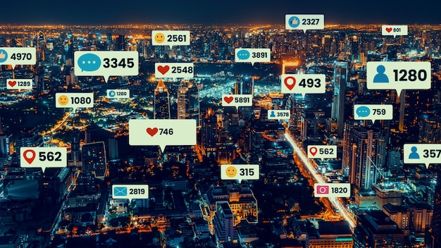 Les icônes de médias sociaux survolent le centre-ville de la ville montrant la connexion de l'engagement des gens