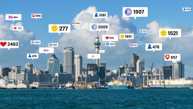 Les icônes des médias sociaux survolent le centre-ville de la ville montrant la connexion d'engagement des gens