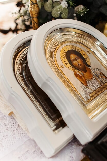 Icônes sur la table de l'église.