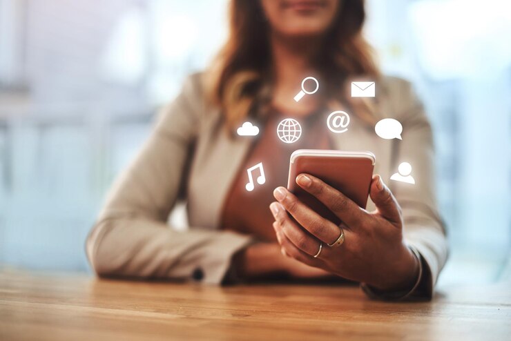 Photo icones de téléphone portable et d'hologramme avec application pour le chat par e-mail et l'informatique en nuage pour la personne dans le bureau moderne smartphone et symbole de l'employé sur le lieu de travail avec contact sur les réseaux sociaux et streaming de musique
