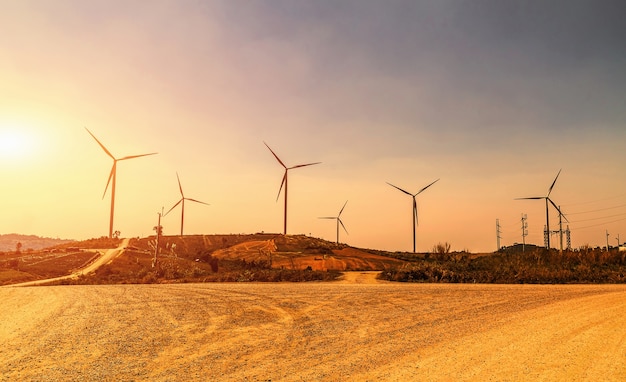 Idea eco power energy. éolienne sur la colline avec coucher de soleil