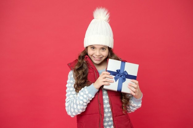 Idée cadeau de Noël Vacances d'hiver Tenue d'hiver pour fille enfant tenir une boîte cadeau enveloppée Meanie grimace Cadeaux de Noël Réception d'un concept de cadeau surprise Cadeau pour femme Envoyer un colis Service de livraison