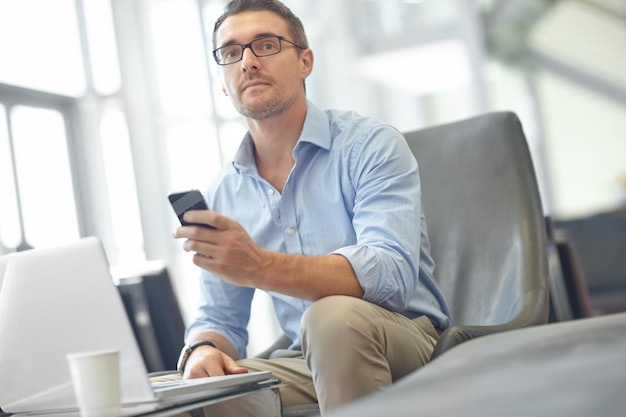 Idée comptable ou homme d'affaires avec téléphone à l'aéroport pour investir dans la croissance de la stratégie financière ou l'examen financier PDG ou directeur de voyage sur la réflexion sur la planification des smartphones ou la recherche en investissement