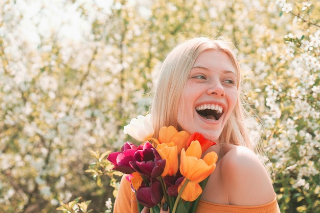 L'idée et le concept de femmes heureuses lors de la journée internationale de la femme