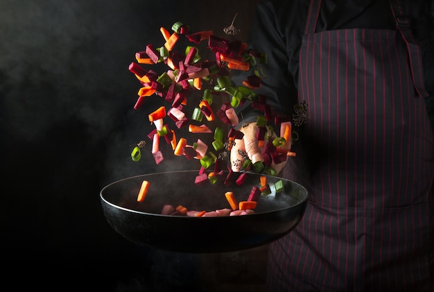 L'idée de cuisiner des légumes par les mains d'un chef professionnel dans la cuisine