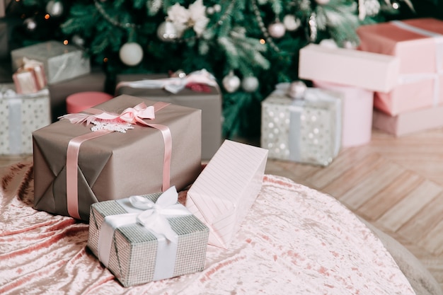 Idée déco du nouvel an pour un salon avec des cadeaux sous un sapin de Noël.