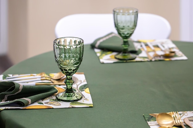 Idée de décor de table de dîner avec des gobelets en verre vert texturé