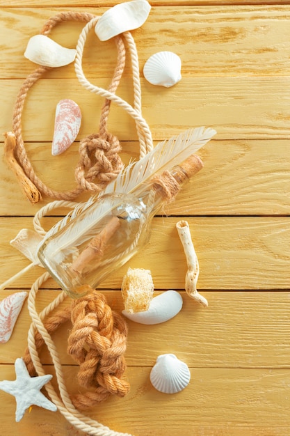 Photo idée de décoration intérieure avec coquillages et bouteille en verre