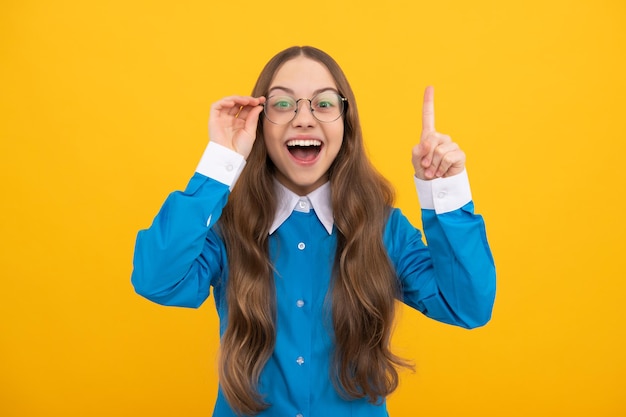 Idée de génie Fille génie avec doigt levé fond jaune Enfant prodige à lunettes Wunderkind Éducation scolaire 1er septembre Journée de la connaissance Enfance heureuse Eureka