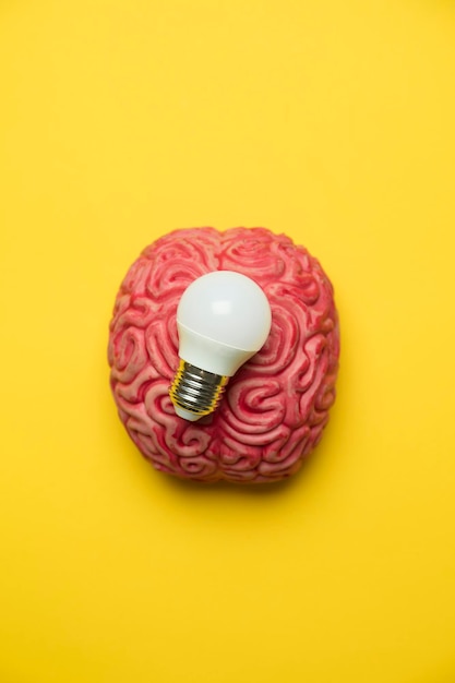 Idée lumineuse Cerveau avec concept de solution d'innovation d'inspiration d'ampoule