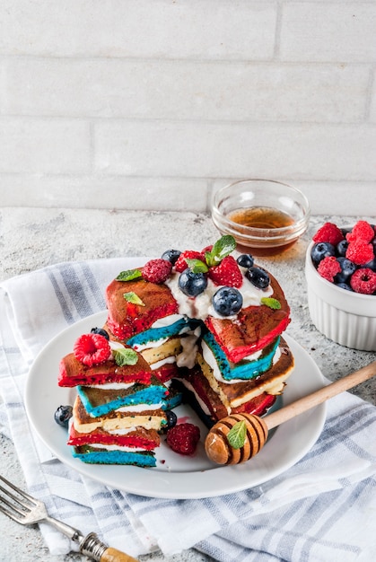 Idée de petit-déjeuner du 4 juillet, fête de l'indépendance américaine, crêpes maison à rayures blanches, bleu-rouge