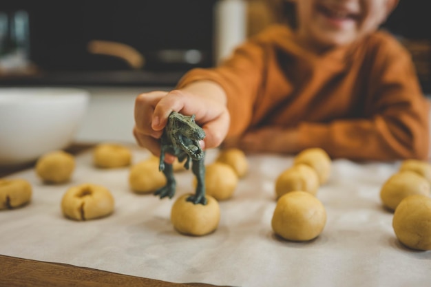 Idée pour une activité avec votre enfant biscuits faits maison avec des empreintes de dinosaures