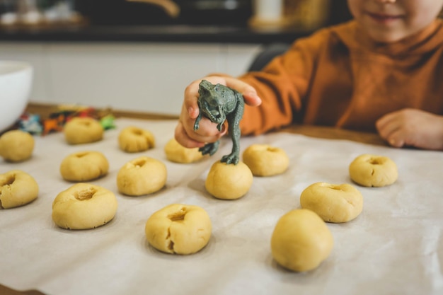 Idée pour une activité avec votre enfant biscuits faits maison avec des empreintes de dinosaures