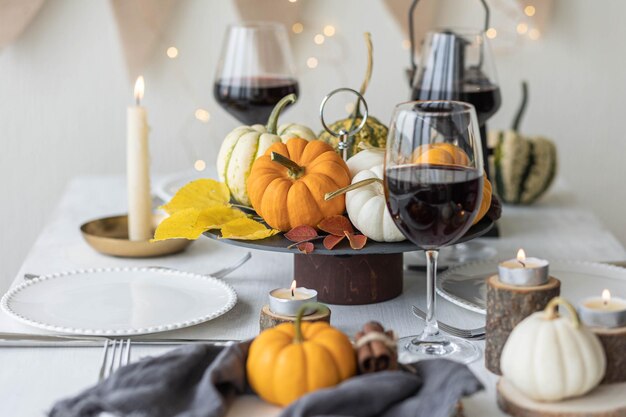 Photo idée pour un beau cadre d'automne pour le dîner de famille de thanksgiving ou un mariage citrouille orange