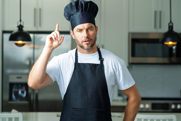 Idée pour l'homme de la nourriture en toque de chef cuisinant dans la cuisine