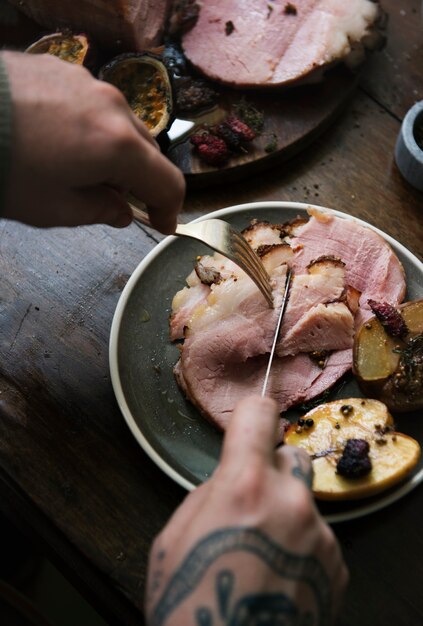 Idée de recette de photographie alimentaire de jambon au four en tranches