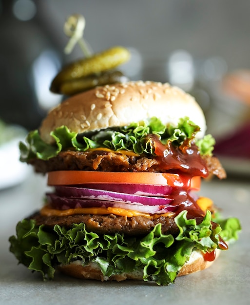 Idée de recette de photographie culinaire de cheeseburger végétalien