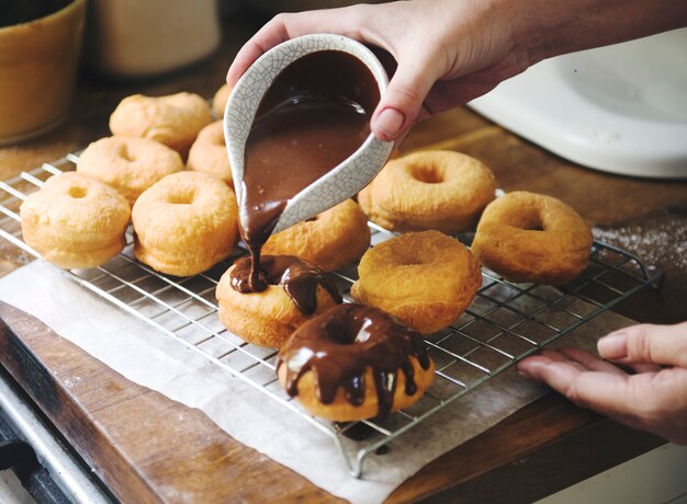 Idée de recette de photographie de nourriture de beignets au chocolat maison