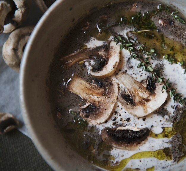 Idée de recette de photos de nourriture soupe aux champignons maison