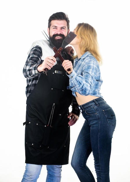 Idées de barbecue familial Couple amoureux se prépare pour le barbecue Pique-nique et barbecue Homme hipster barbu et fille prête pour le barbecue fond blanc Loisirs d'été Fête barbecue dans le jardin