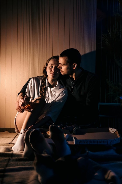 Idées de date à la maison pour la saint valentin jeune couple amoureux célébrant la saint valentin à la maison romantique