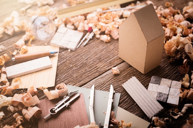 Idées de maison avec le modèle de maison et outil de dessin sur la table en bois