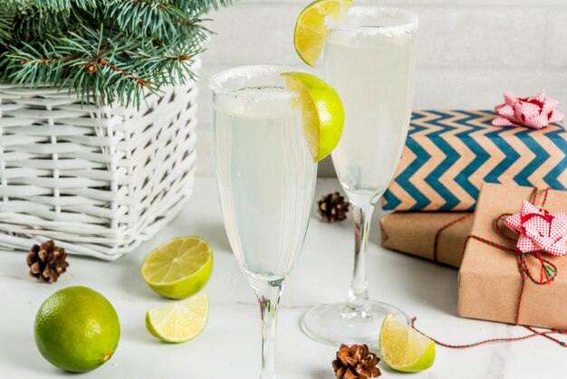 Idées pour les boissons de Noël et du Nouvel An Cocktails Champagne Margarita garnis de citron vert et sel