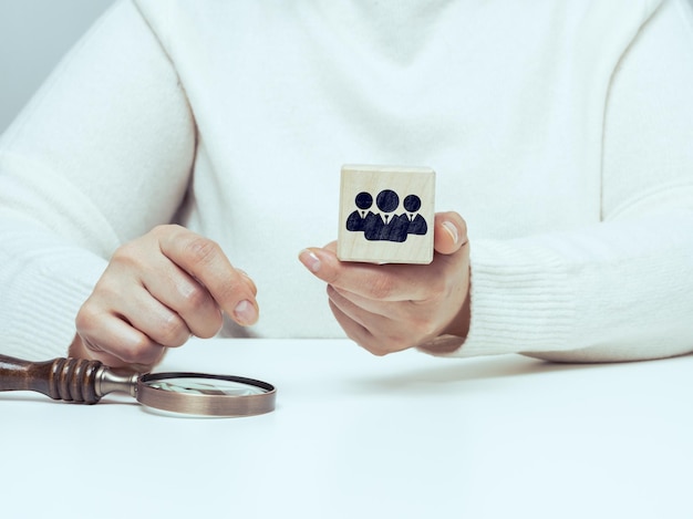 Identification de recrutement d'employés talentueux Femme tenant un cube en bois avec l'icône du personnel