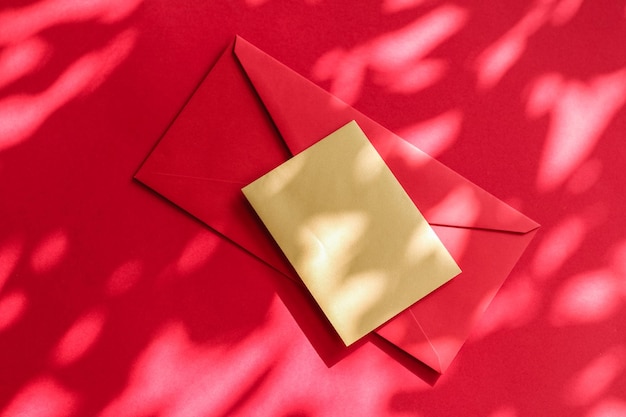 Identité de la marque de beauté en tant que carte de visite et lettre de conception de maquette flatlay pour la marque de luxe en ligne sur fond d'ombre rouge