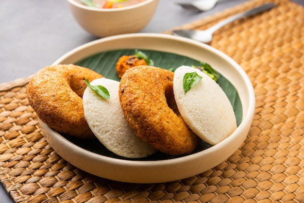 Idli vada avec sambar pr sambhar également appelé gâteau de riz medu wada