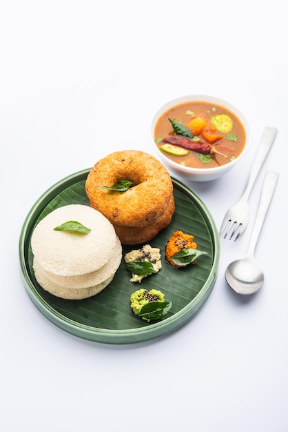 Idli vada avec sambar pr sambhar également appelé gâteau de riz medu wada