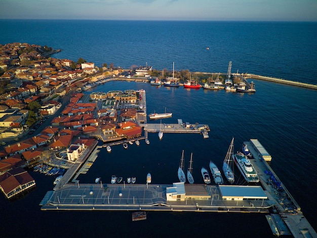 Iew d'une hauteur de la ville de Nessebar avec des maisons et des parcs baignés par la mer Noire en Bulgarie