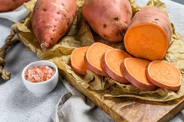 Igname crue sur une planche à découper, batatas bio