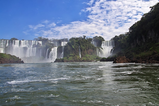 Iguazu tombe en Argentine et au Brésil